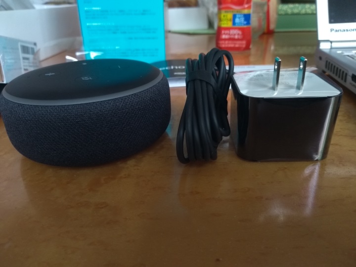 echo dotと電源アダプタ