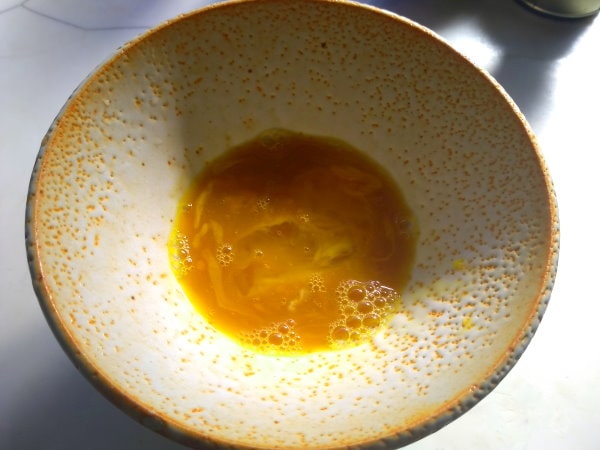 卵を溶いてめんつゆ投入